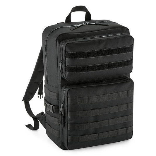 Mochila táctica color negro, fotografía ilustrativa de modelo comparable. Confirmar artículo final.